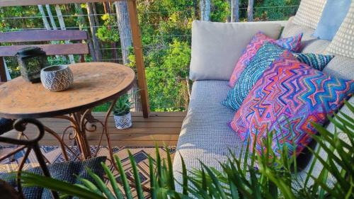 Doonan House | Cosy Studio with Forest Views, Noosa Hinterland