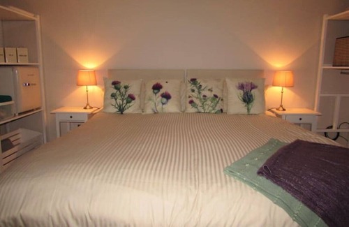 Blanefield Cabin | Cosy Studio with Hot Tub in Village Location