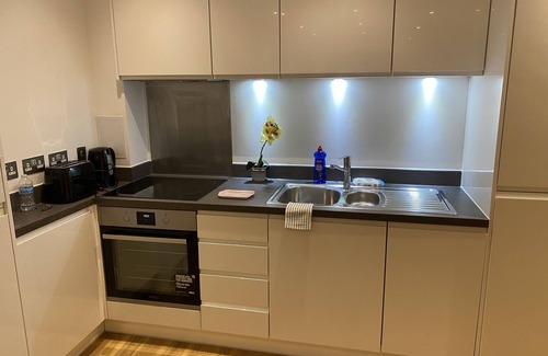 Loxford Apartment | Cosy Stunning two Bed Apartment With Balcony