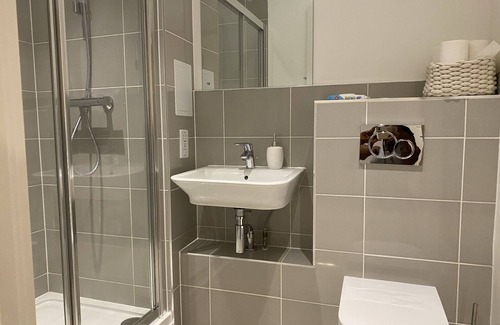 Loxford Apartment | Cosy Stunning two Bed Apartment With Balcony