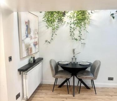 Trowbridge Apartment | Cosy Stylish Studio Apartment