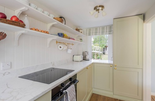 Woodbridge Cottage | Cosy Suffolk Cottage - Big Beds, Gardens, Dog Friendly