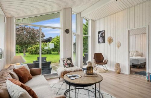 Strøby Ladeplads House | Cosy Summerhouse Near The Waterfront