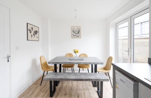 Severn Beach House | Cosy Three Bedroom House Bristol