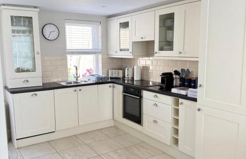 Killarney House | Cosy Town House - 3 minute walk to town centre with free parking and wifi sleeps 6