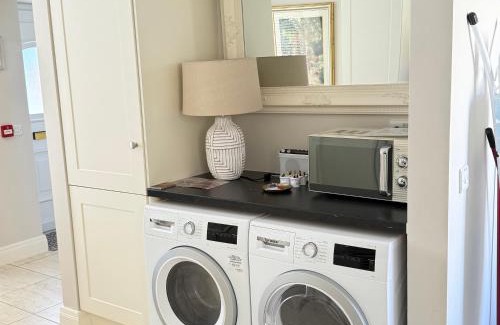 Killarney House | Cosy Town House - 3 minute walk to town centre with free parking and wifi sleeps 6