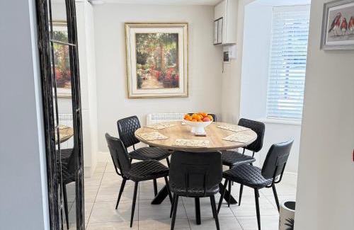 Killarney House | Cosy Town House - 3 minute walk to town centre with free parking and wifi sleeps 6