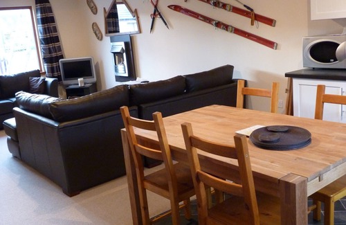 Aviemore Cottage | Cosy warm & welcoming modern cottage 1 mile from Aviemore centre - pet friendly