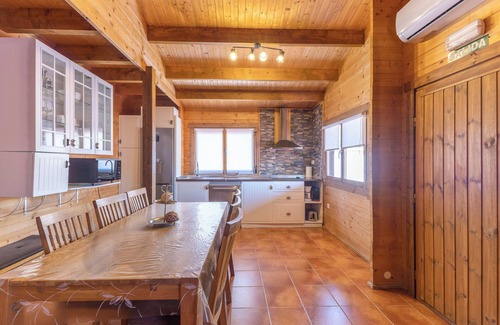 Cobisa House | Cosy Wooden House with Wi-Fi, Air Conditioning, Pool and Garden