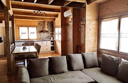 Cobisa House | Cosy Wooden House with Wi-Fi, Air Conditioning, Pool and Garden