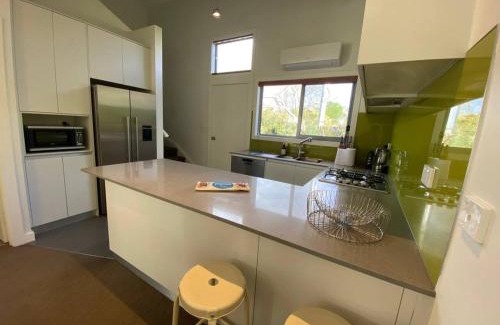 O'Connor House | Cosy Work From Home Townhouse 10 Mins From City - Hosted by CanStay