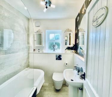 Chipping Campden Apartment | Cotswold Chic Retreats "Jacinabox" Central Chipping Campden-Parking-Garden