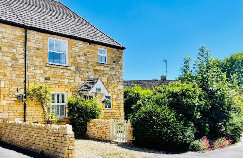 Chipping Campden Apartment | Cotswold Chic Retreats "Jacinabox" Central Chipping Campden-Parking-Garden