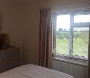 Badsey Apartment | Cotswold edge guest suite with Broadway Hill view