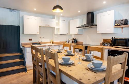 Stroud House | Cotswolds- Stroud-Large 5 Bedroom House-Pool Table-Sleeps 10-Near Canal Walks