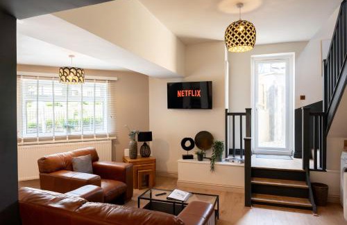 Stroud House | Cotswolds- Stroud-Large 5 Bedroom House-Pool Table-Sleeps 10-Near Canal Walks