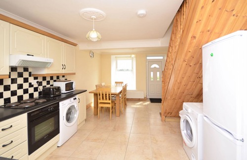 Roundstone Cottage | Cottage 236 - Roundstone - sleeps 6 guests in 4 bedrooms