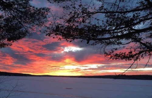 White Mills Cottage | Cottage by Lake Wallenpaupack with Hot Tub