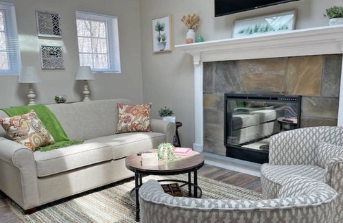 White Mills Cottage | Cottage by Lake Wallenpaupack with Hot Tub