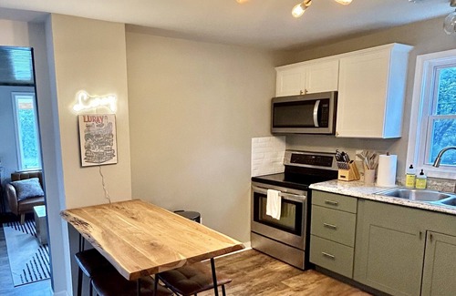Luray Cottage | Cottage by the Caverns *FIRE PIT* *MOUNTAIN VIEWS*