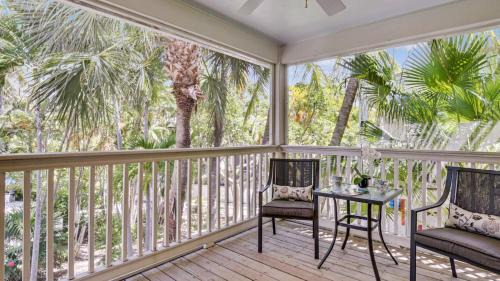 Key West House | Cottage by the Pool by AvantStay w Balcony BBQ Shared Pool Month Long Stays Only
