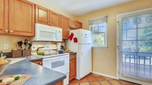 Key West House | Cottage by the Pool by AvantStay w Balcony BBQ Shared Pool Month Long Stays Only