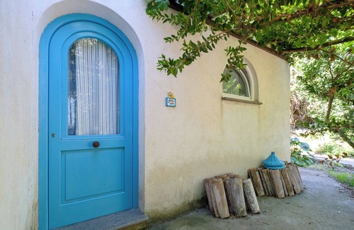 Procida Apartment | Cottage by the sea surrounded by greenery