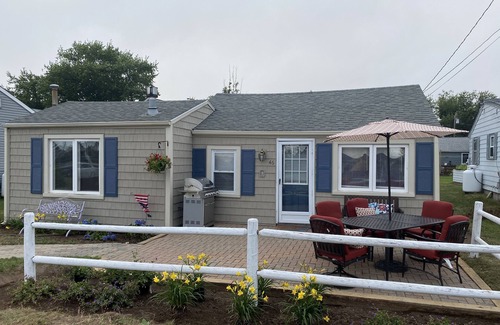Snug Harbor House | Cottage by the shore in the quaint neighborhood of Snug Harbor