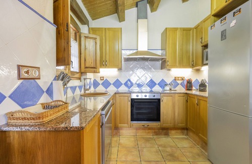 Olius Cottage | Cottage 'Casa Marcús' with Mountain View, Wi-Fi and Air Conditioning