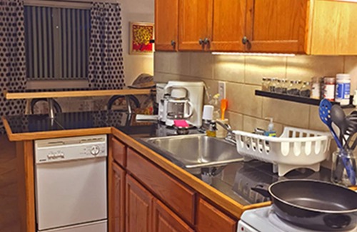 North Central Hollywood Cottage | Cottage. Clean/Quiet. 750sf, 1BR, 1BA. 24h Checkin. Laundry. Breakfast. Pool.