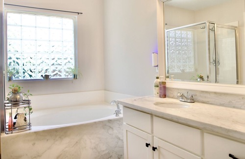 OST - South Union Cottage | Cottage Core in the heart of the city, Med Center, NRG, Hobby, Herman Park, Zoo!