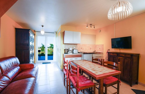 Cast House | Cottage 'Gite Gwenn Ha Du' with Private Terrace, Shared Garden and Wi-Fi