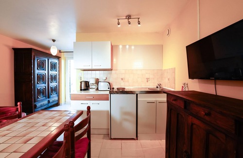 Cast House | Cottage 'Gite Gwenn Ha Du' with Private Terrace, Shared Garden and Wi-Fi