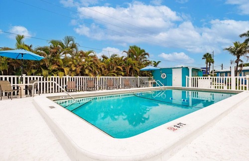 Biggar House | Cottage Home by Beaches, Golf & More! Heated Pool!