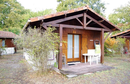 Noaillan Ski Chalet | Cottage in a wooded park