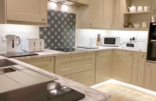 Alnmouth Cottage | Cottage in Alnmouth, parking, garden, tree house, bike shed. Beach - 5 min walk.
