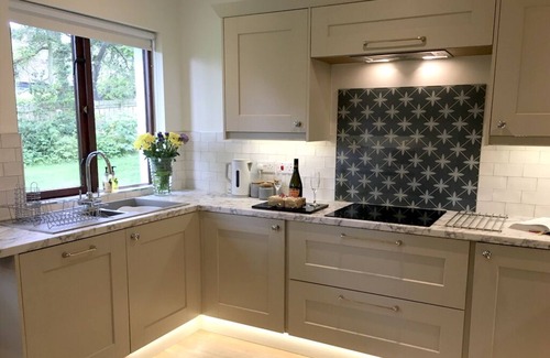 Alnmouth Cottage | Cottage in Alnmouth, parking, garden, tree house, bike shed. Beach - 5 min walk.