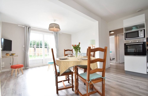 Vicq-sur-Mer Cottage | Cottage in Cosqueville near Normandy Coast