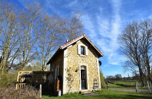 Montaron House | Cottage in France with Garden near Lake