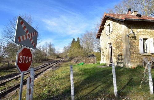 Montaron House | Cottage in France with Garden near Lake