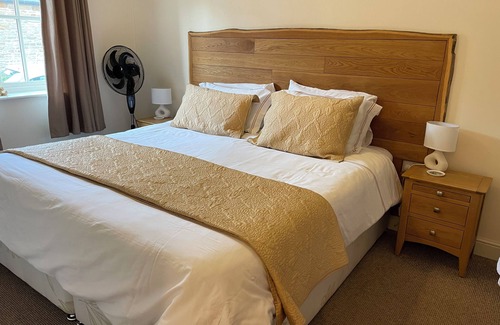 Badby Cottage | Cottage In Great Central Village Location. Country Walks Available.