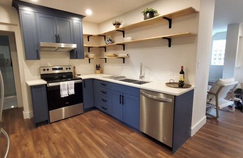 Central Huron Cottage | Cottage in Private Community with Hot Tub & Sauna. Perfect for big groups!