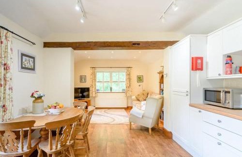 Garton House | Cottage In The Pond W43212
