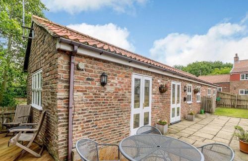 Garton House | Cottage In The Pond W43212