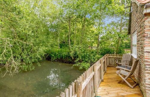 Garton House | Cottage In The Pond W43212