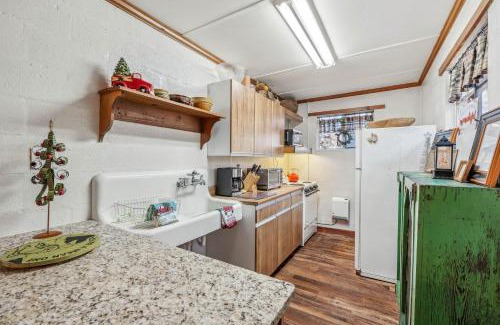 Berkeley Springs House | Cottage Inn The Woods - Pond, Pet Friendly, Grill, Wifi, Fire Pit, Deck, Screen Porch, Fireplace, Private
