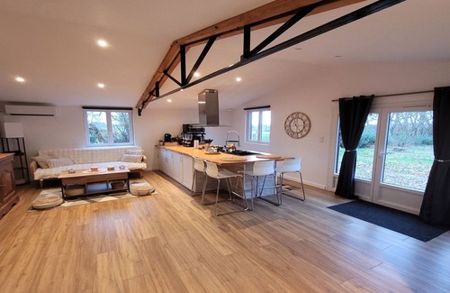 Guitres House | Cottage 'L'Ecrin Vert Domaine La Tuilerie' with Shared Pool and Air Conditioning