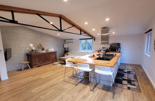 Guitres House | Cottage 'L'Ecrin Vert Domaine La Tuilerie' with Shared Pool and Air Conditioning