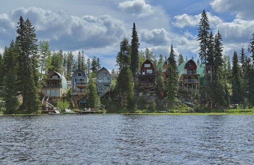 Idabel Lake Cottage | Cottage - Lakeside w/private Hottub near Big White