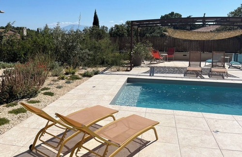 Vedene Apartment | Cottage Les Deux Pins for 4 in Provence, Avignon Festival, nature, wine route